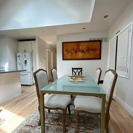 2 Bedroom Toronto Beaches Big Backyard